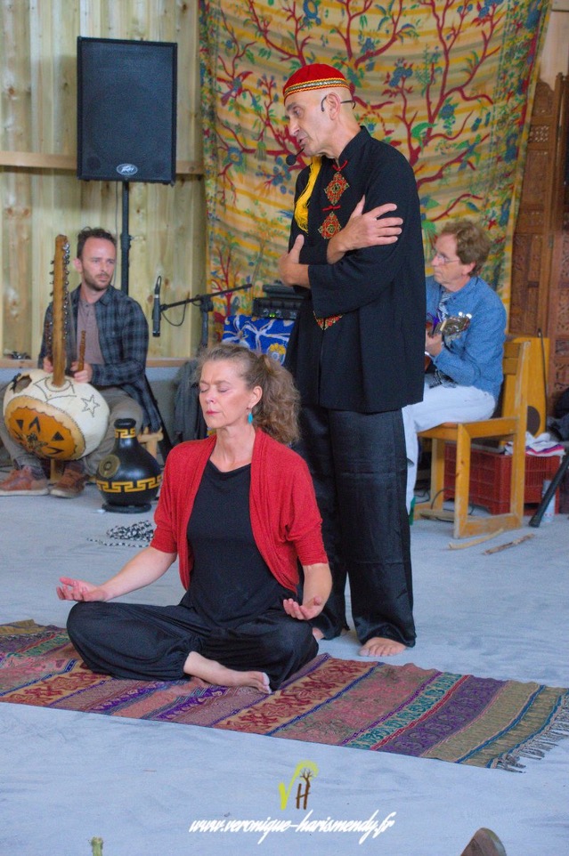 La médiathèque invite « De bouche z’à oreilles » Un conteur, une danseuse et deux musiciens.