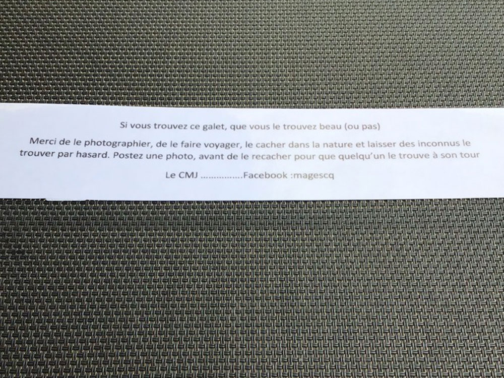 Dimanche à 11h , devant la mairie a eu lieu un lâcher de galets