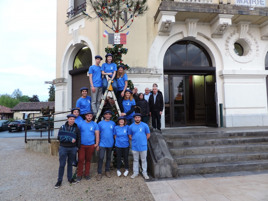 Plantation du mai par les jeunes de la classe