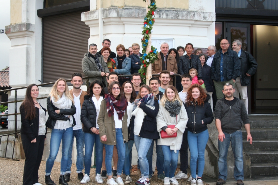 Le traditionnel mai de la municipalité planté par la classe 2017